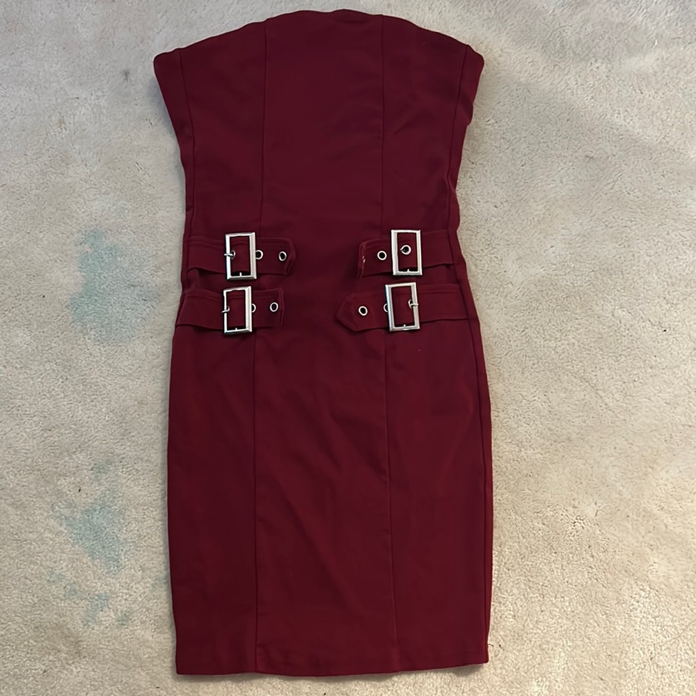 Burgundy body, con, strapless dress